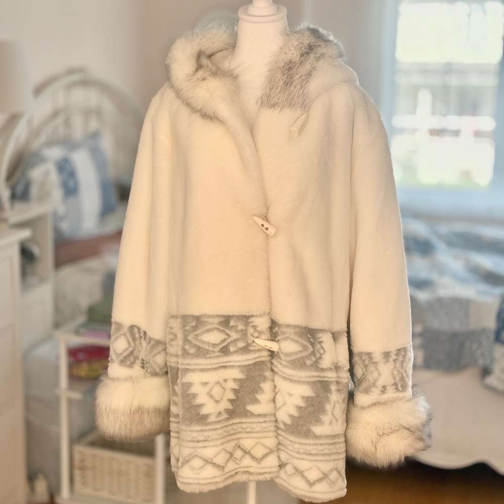 Gorgeous white and grey faux fur coat, Alia size XL NWOT